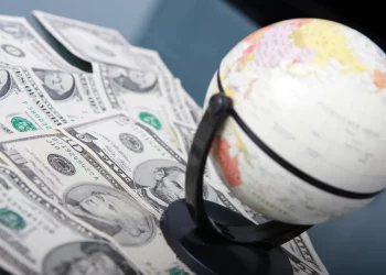 Correlation Shifts: When Does Bitcoin Lead and When Do Altcoins Shine?